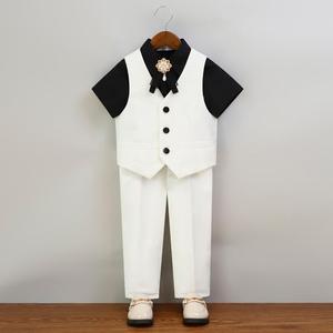 Elegante Completo Formale da Bambino 5 Pezzi: Gilet Bianco, Camicia Nera a Maniche Corte con Spilla + Pantaloncini per Abbigliamento Estivo Bambini - Product Image 3