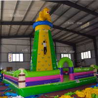 Structure gonflable portable géante avec toboggan et mur d'escalade, écologique, idéale pour les fêtes en extérieur et les rassemblements familiaux