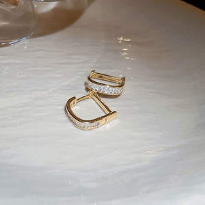 Orecchini a Forma di Lettera D, Design Geometrico Minimalista ed Elegante, Gioielli da Donna per Uso Quotidiano - Product Image 4