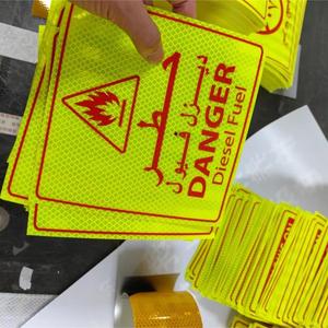 Autocollant de <span class=keywords><strong>danger</strong></span> réfléchissant prismatique jaune fluorescent en PMMA - '<span class=keywords><strong>Danger</strong></span> Diesel Fuel' - Étiquette de sécurité bilingue arabe-anglais - Product Image 1