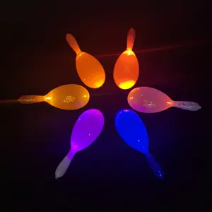 Maracas de plástico con luz LED intermitente, suministros de decoración para fiestas de porristas, novedad de fábrica