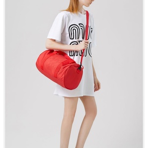 Minimaliste Rouge <span class=keywords><strong>Pas</strong></span> <span class=keywords><strong>Cher</strong></span> Cross Body Sling Voyage Sport Sac Portable Étanche Baril Épaule Sport Duffle Gym Sacs pour Femmes Hommes - Product Image 5