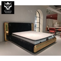 Cama King Size Moderna de Lujo con Cabecera Tapizada Extra Grande, Marco Decorativo de Latón Dorado Escultural y Diseño Personalizado