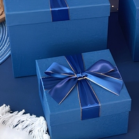 Boîte cadeau de la Saint-Valentin de grande taille, carrée, bleue, exquise, en stock, avec décoration en nœud gris et sac fourre-tout