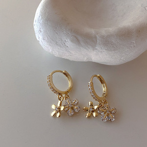 Boucles d'oreilles en métal avec pompon fleuri, design original, pour femmes, personnalité coréenne, simples, toutes occasions - Product Image 3