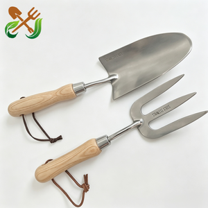 ชุดเครื่องมือทำสวนโลหะ ยี่ห้อ Total Brand Tools ประกอบด้วยพลั่ว คราดใบไม้ และชุดอุปกรณ์บอนไซ สำหรับกำจัดวัชพืชในสวน ชุดเครื่องมือทำสวนแบบมินิมอล - Product Image 4