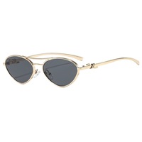 Lunettes de vue avec verres solaires, au style rétro, élégant et sophistiqué, incarnant un look tendance.