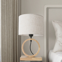 Lampe de table moderne en bois de pin Abat-jour en métal avec alimentation AC/DC à commande tactile Emballage personnalisé pour hall d'entrée de salon d'hôtel-Intérieur E26
