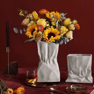 Vase en céramique de porcelaine de luxe moderne nordique, simple, à plis irréguliers, fait main, finition mate, glaçure transparente blanche, écologique - Product Image 1