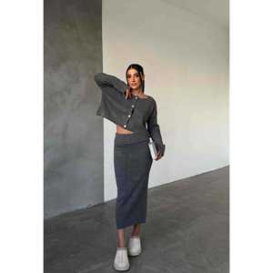 Ensemble pull en maille anthracite pour femme, haut court à manches longues boutonné et jupe crayon taille haute assortie, taille S - Product Image 3