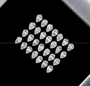 Par de Pendientes y Colgante con Diamante Cultivado en Laboratorio en Forma de Pera, Certificado IGI, Corte Antiguo Único, 6.0x4.0mm - Product Image 1