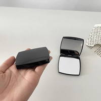 Miroir de maquillage pliable de poche miniature en plastique carré simple avec logo personnalisé 2026, cadeau pour femmes