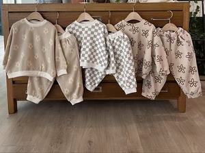 طقم ملابس أطفال كاجوال بأكمام طويلة من قطن الوافل بنقشة مطبوعة مخصصة لفصلي الربيع والخريف للبيع بالجملة - Product Image 6