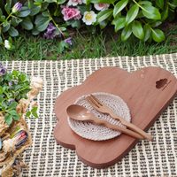 Plateau jetable moderne en bois de hêtre de Little Cloud / Mini planche à découper en bois massif pour sushi / Assiette en bois à motif végétal pour fête