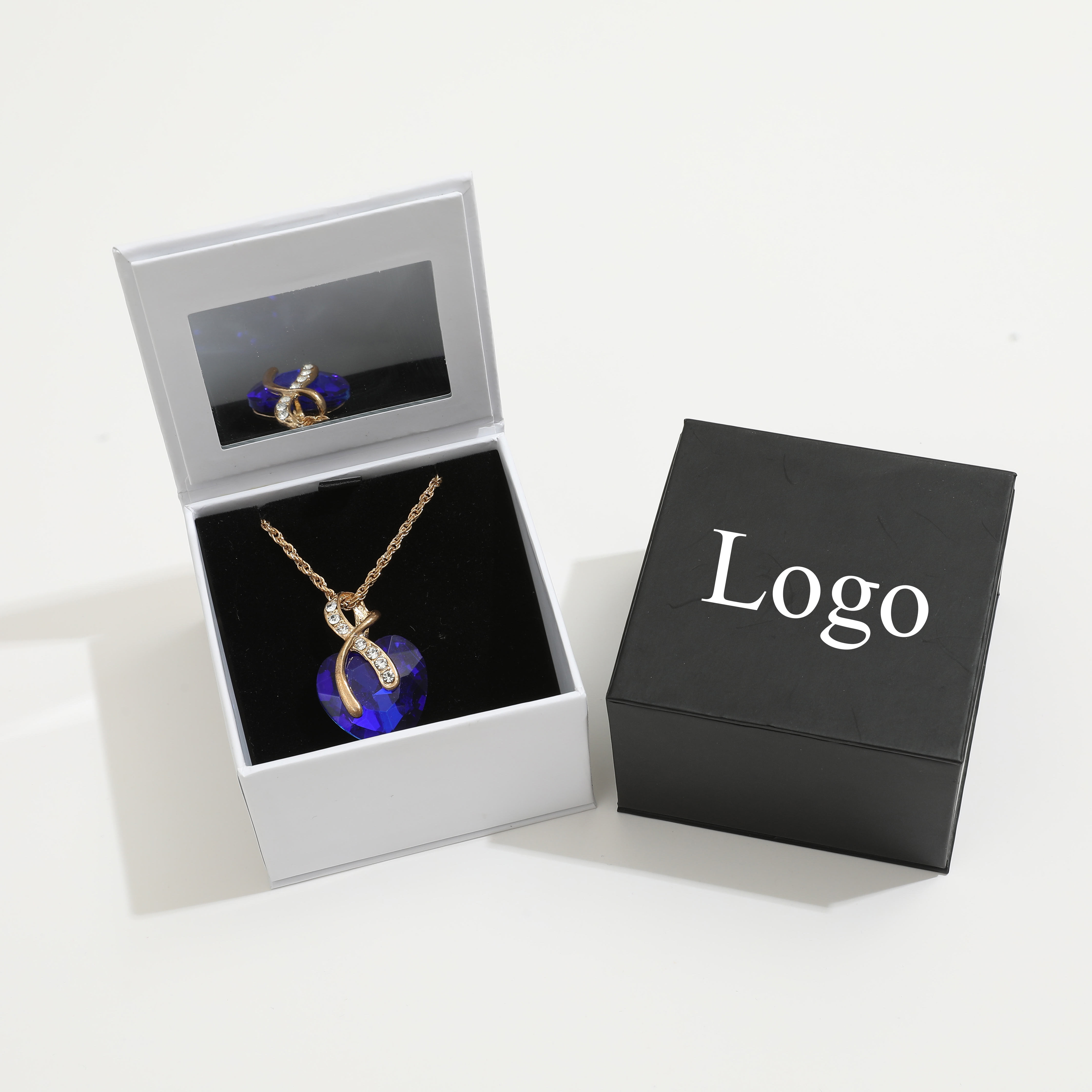 Boîte blanche avec sac en papier