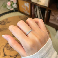 Anello a fascia impilabile con pavé completo di diamanti coltivati in laboratorio, in oro bianco 18K, dal design unico e alla moda