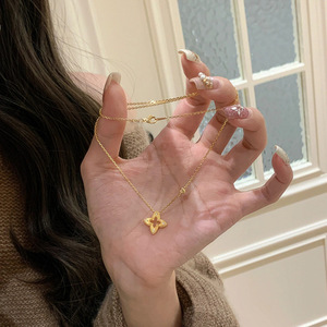 Raffinata Collana con Ciondolo Quadrifoglio Placcato Oro in Acciaio al Titanio con Zirconi - Product Image 2