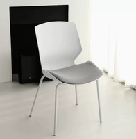 Chaise d'entraînement monobloc moulée en plastique empilable avec dossier rembourré pour bureau, école, conférence, réunion, événement