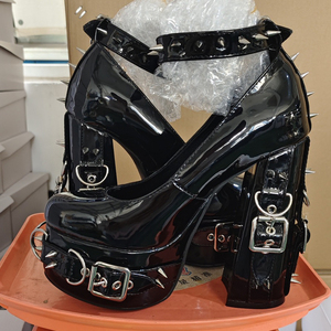 Sandales à talons épais et plateforme pour femme, grande taille 47, en cuir verni, avec rivets arrière et boucles métalliques à la cheville - Product Image 6