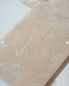 Carte d'invitation de mariage en papier coton gaufré avec impression typographique, couleur beige forêt de luxe avec dorure à chaud et enveloppe en velours - Product Image 5