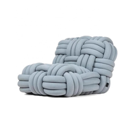 Fauteuil géant sculptural en corde nouée, couleur terre cuite, avec accent gaufré organique et moelleux, pour salon et coin lecture
