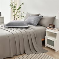 Set Sprei 7 Potong Modern Motif Garis Putih Abu-abu Patchwork Bergaris, Set Selimut Empuk Ramah Lingkungan dari Bahan Microfiber untuk Semua Musim