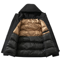 Veste d'hiver rembourrée à capuche noire, doublure matelassée camel contrastante, fermeture éclair sur la poitrine et poches obliques, poignets à velcro, manteau chaud