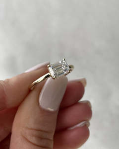 Luxueux East West Emerald Solitaire Lab Bagues en diamant 18k Pure Yellow Bagues de fiançailles à la mode pour les femmes aux prix de gros - Product Image 2