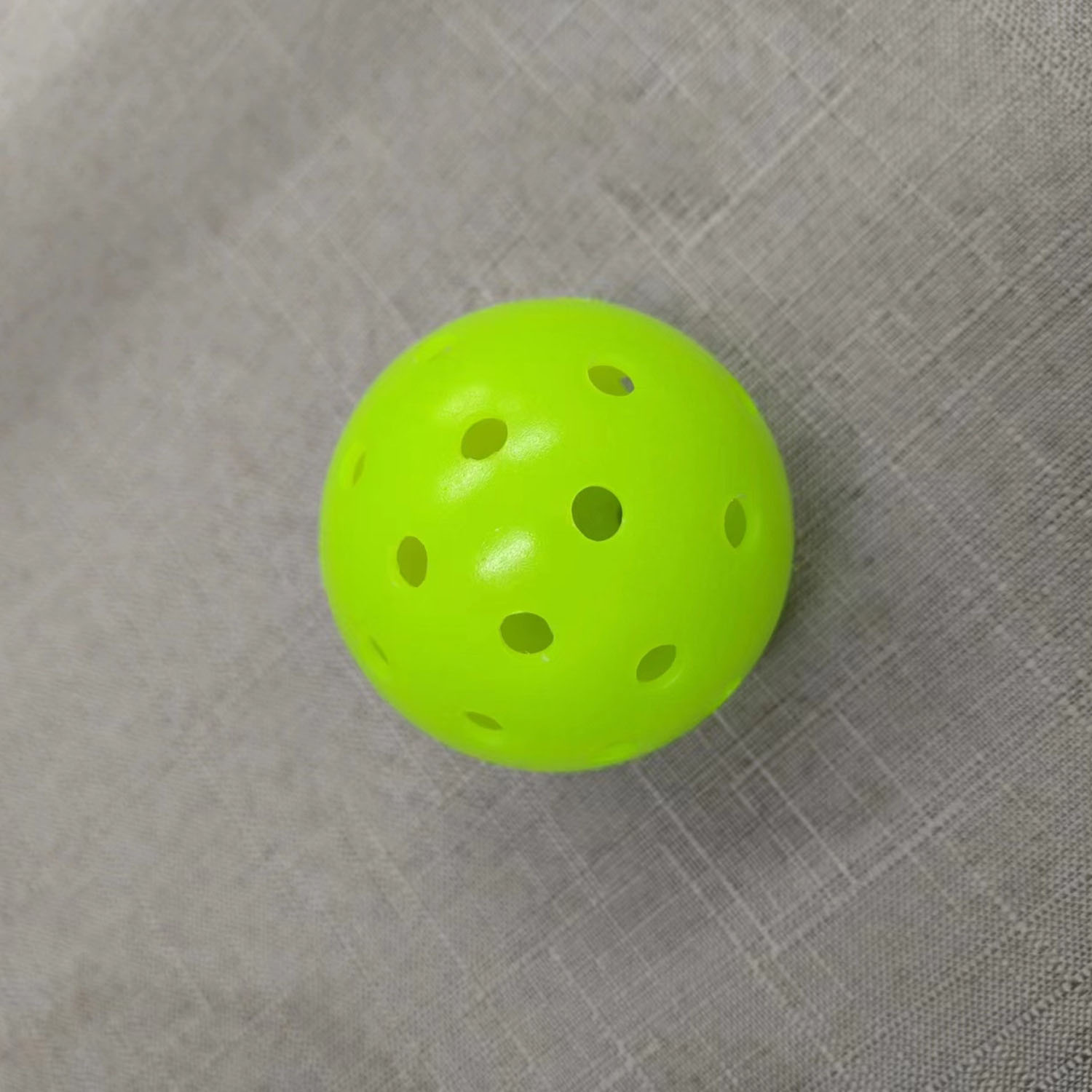 Balle de pickleball verte à 40 trous