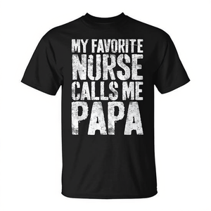Camiseta del Día del Padre con la frase: Mi enfermera favorita me llama papá - Product Image 2