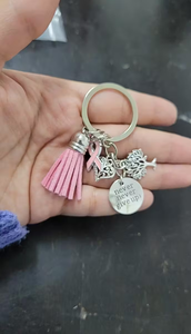 سلسلة مفاتيح بشريط للتوعية بسرطان الثدي ، رسالة ملهمة "لا تستسلم أبدًا" مع سحر الشجرة والقلب - Product Image 5