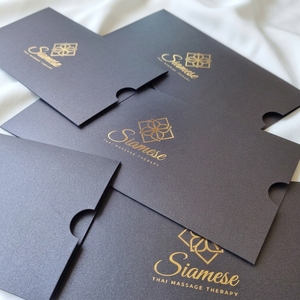 ซองกระดาษแข็งเนื้อนุ่มสีดำด้านพรีเมียมสำหรับบรรจุภัณฑ์บัตรของขวัญสปาและนวดพร้อมช่องสำหรับสอดนิ้วโป้ง - Product Image 1