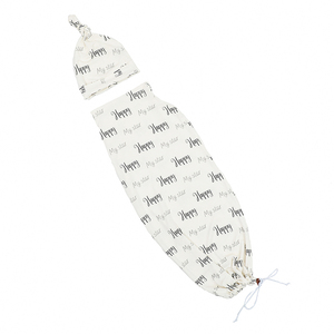 Couverture d'emmaillotage personnalisée écologique 200TC toutes saisons avec bonnet noué pour nouveau-né, cadeau <span class=keywords><strong>de</strong></span> naissance, sac <span class=keywords><strong>de</strong></span> couchage extensible avec lettres pour bébé - Product Image 1