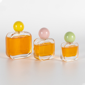 Vente de gros Bouteille de parfum plate transparente de haute qualité avec texture en relief Bouteille de parfum en verre - Product Image 1