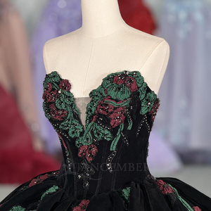 Vestido de Quinceañera Vintage Negro de Terciopelo con Escote Corazón, Estilo Imperio, Cola Capilla, Apliques de Cuentas y Estampado para Fiesta, Modelo 6954 - Product Image 5