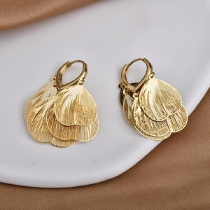 Venta al por mayor: Nuevos pendientes de metal texturizado con diseño de flor, populares y a la moda. Agente de compras en China. - Product Image 2