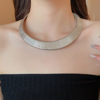 Collier ras du cou pour femme à maillons géométriques texturés métalliques, accessoire de mode simple et polyvalent, design de niche personnalisé, cadeau