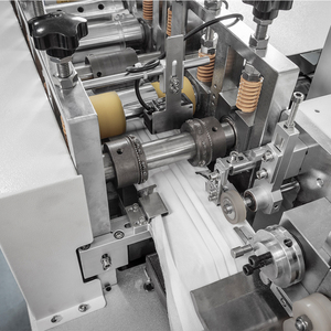Machine de <span class=keywords><strong>fabrication</strong></span> de masques chirurgicaux plats à 3 plis avec attaches auriculaires et bande de nez en aluminium - Product Image 4