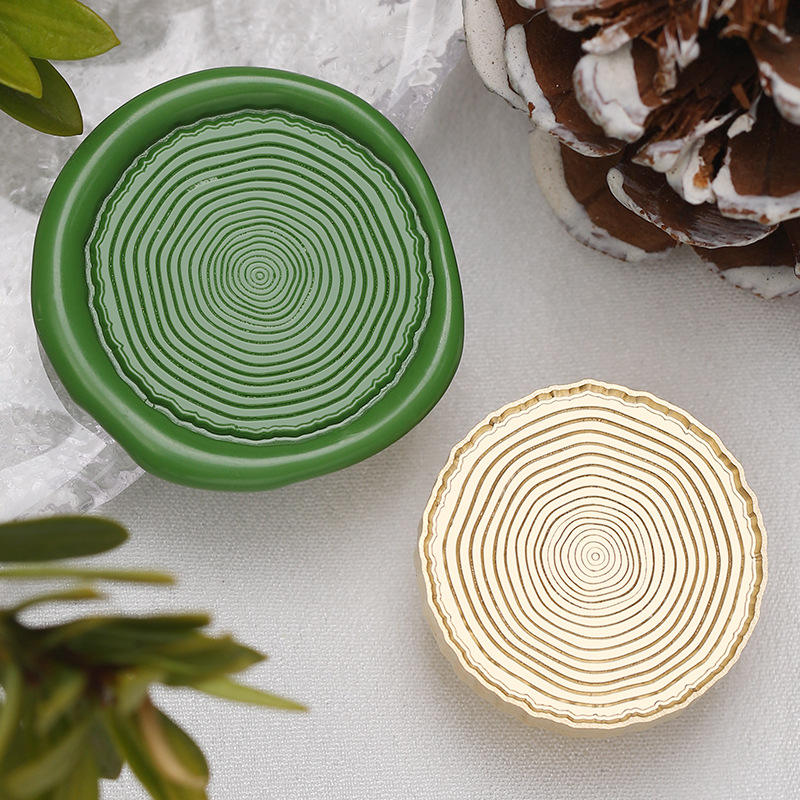 Anneaux de croissance de souche d'arbre (coupe de 3 cm de forme irrégulière)