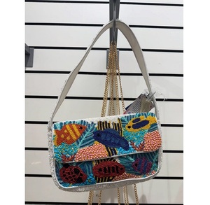 Elegante Bolso Bandolera Bordado a Mano con Cuentas de Semillas y Correa Ajustable - Product Image 2