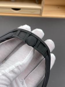 นาฬิกาข้อมือผู้ชายทรงซุปเปอร์สกินนี่ ทันสมัย สปอร์ต กันน้ำ นาฬิกาข้อมือระบบกลไกอัตโนมัติ คาร์บอนไฟเบอร์ - Product Image 2