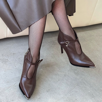 Bottines à talons fins tendance avec bride à boucle et fermeture éclair, dessus en cuir véritable, antidérapantes et confortables pour femme