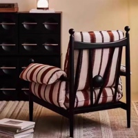 Fauteuil d'appoint rayé élégant de style vintage français, avec cadre en bois massif et revêtement en coton et lin, pour salon