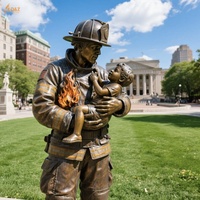 Décoration publique de place de ville extérieure personnalisée grande sculpture en bronze moderne coulée grandeur nature de pompier étreinte d'enfant statue en bronze
