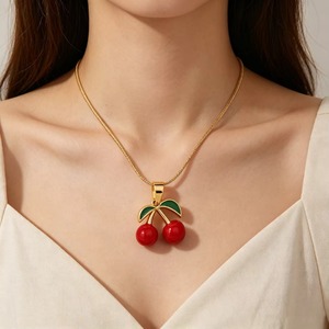Collar con colgante de cereza roja y hoja verde esmaltada, de acero inoxidable impermeable, con cadena de serpiente y diseño de mini fruta, para mujer - Product Image 5