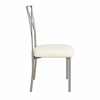 Chaise de mariage moderne en acier inoxydable argenté avec dossier croisé et coussin en velours blanc, idéale pour la location d'événements et banquets, vente en gros