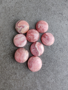 โรโดโครไซต์ธรรมชาติทรงกลมแบนแบบคาโบชอง อัญมณีปรับขนาดสำหรับทำเครื่องประดับ แหวน จี้ ขายส่ง ผู้จัดจำหน่าย หินประจำวันเกิด - Product Image 4