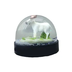 2024 realistische 3D-Cute White Elk Acryl-Schneekugel für Schreibtisch-Schmuck