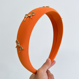 Vente en gros de bandeaux pour femmes de style européen et américain, couleur unie, en éponge, avec nœud en <span class=keywords><strong>métal</strong></span> doré - Product Image 5
