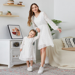 Lindo vestido de vacaciones de madre e hija con cuello en V de manga larga de gasa de estilo europeo y americano para <span class=keywords><strong>padres</strong></span> y niñas - Product Image 3